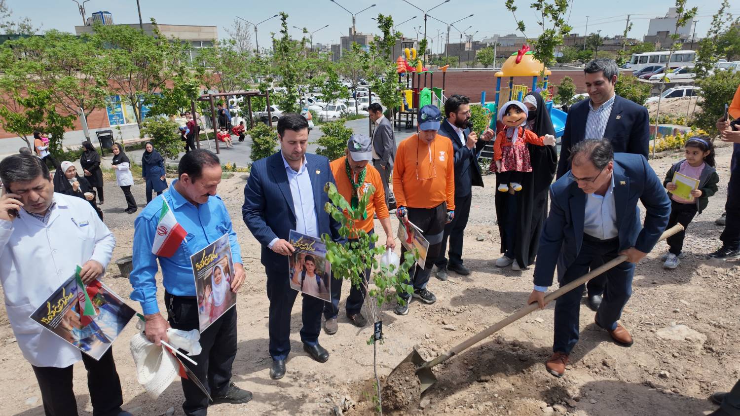 از ایثار تا رویش؛ کاشت ۱۶۸ اصله نهال توسط مؤسسه خدمات دارویی رضوی به یاد شهدای میناب