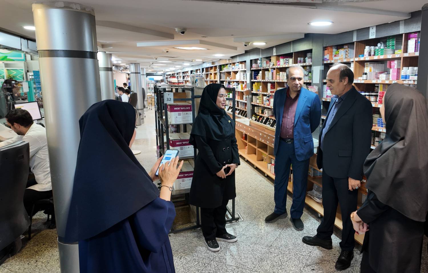 بازدید سرپرست دانشگاه علوم پزشکی مشهد از داروخانه مرکزی امام (ع)؛ تأکید بر کیفیت خدمات دارویی